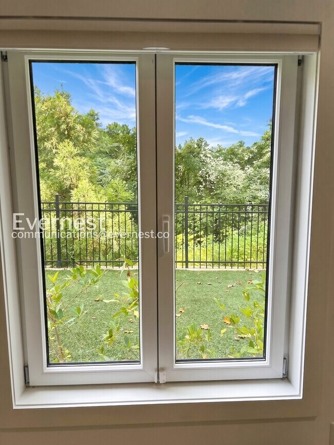 Building Photo - 5-Bed/4-Bath/Voucher Accepted/Available Now!