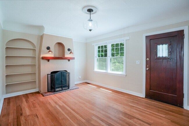 Building Photo - Live on Historic Park Avenue in this 2 Bed 1.5 Bath Single Family Home!