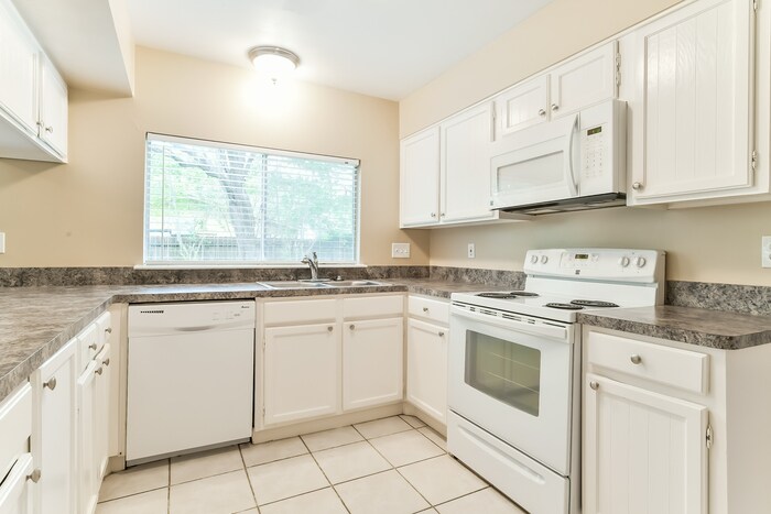 Building Photo - 2111 Mustang Springs Dr