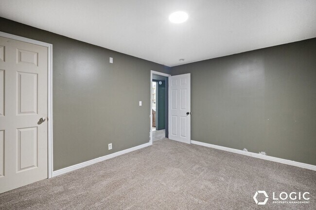 Building Photo - 5155 Saguaro Dr