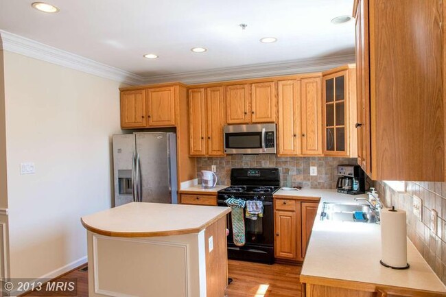 Building Photo - Beautiful 3 BR, 2 FB+2HB townhouse in King...