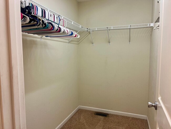 Building Photo - One- level 3bedroom /2bath  living with 2 ...
