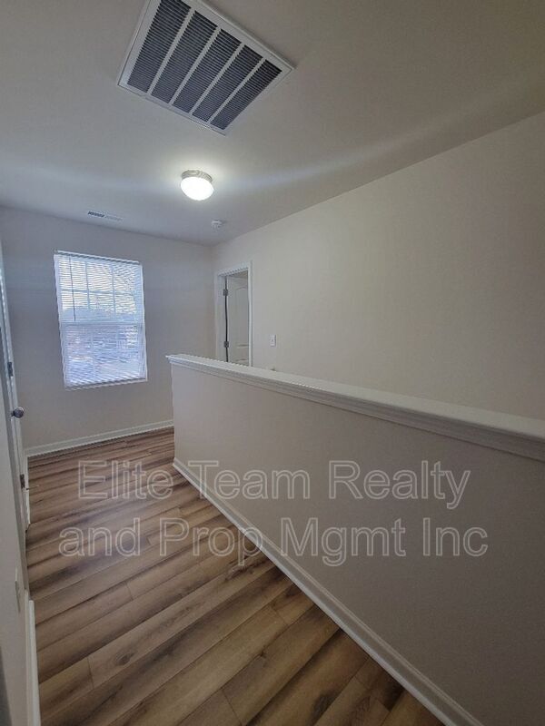 Building Photo - 5823 Hewitt Dr