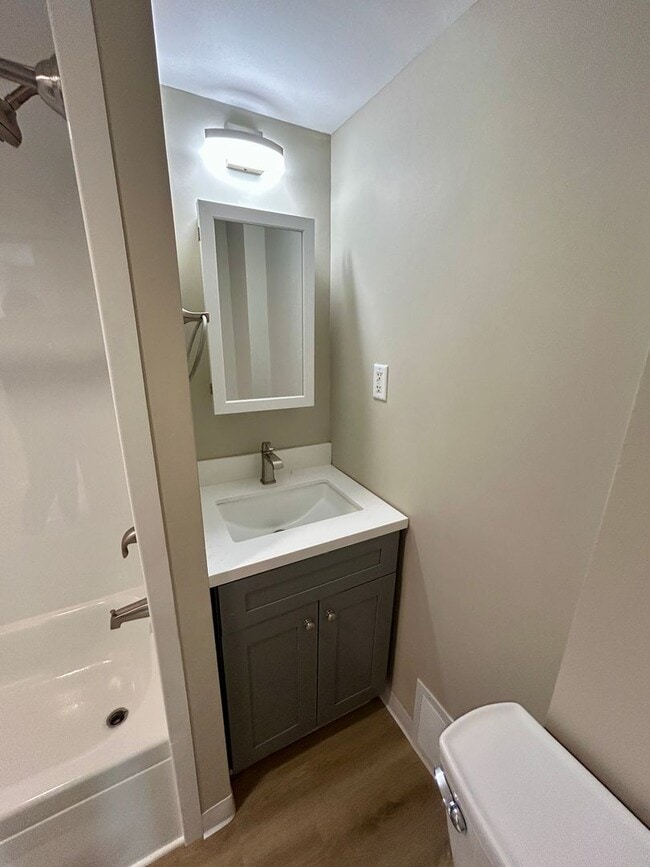 Building Photo - 820 W 4th St