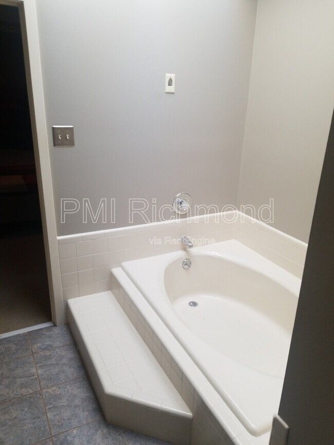 Building Photo - 10107 Hearthrock Ct