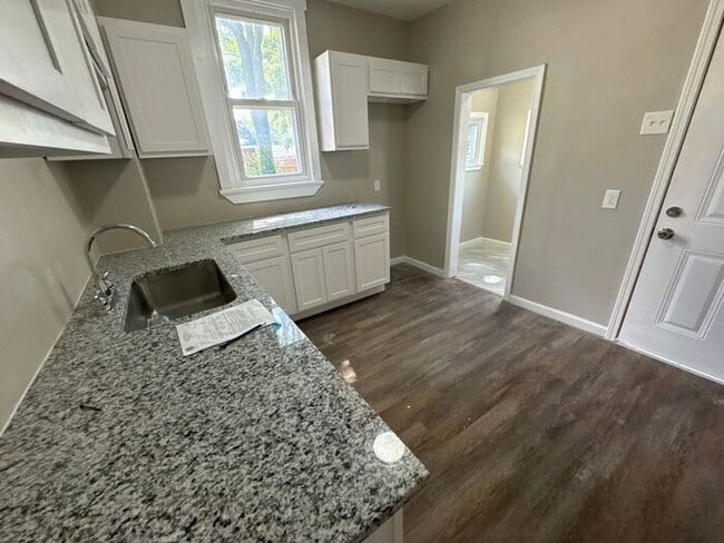 Building Photo - Beautifully renovated with mother in law s...
