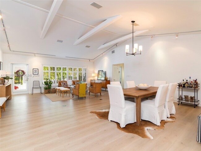 Building Photo - 5510 San Vicente St