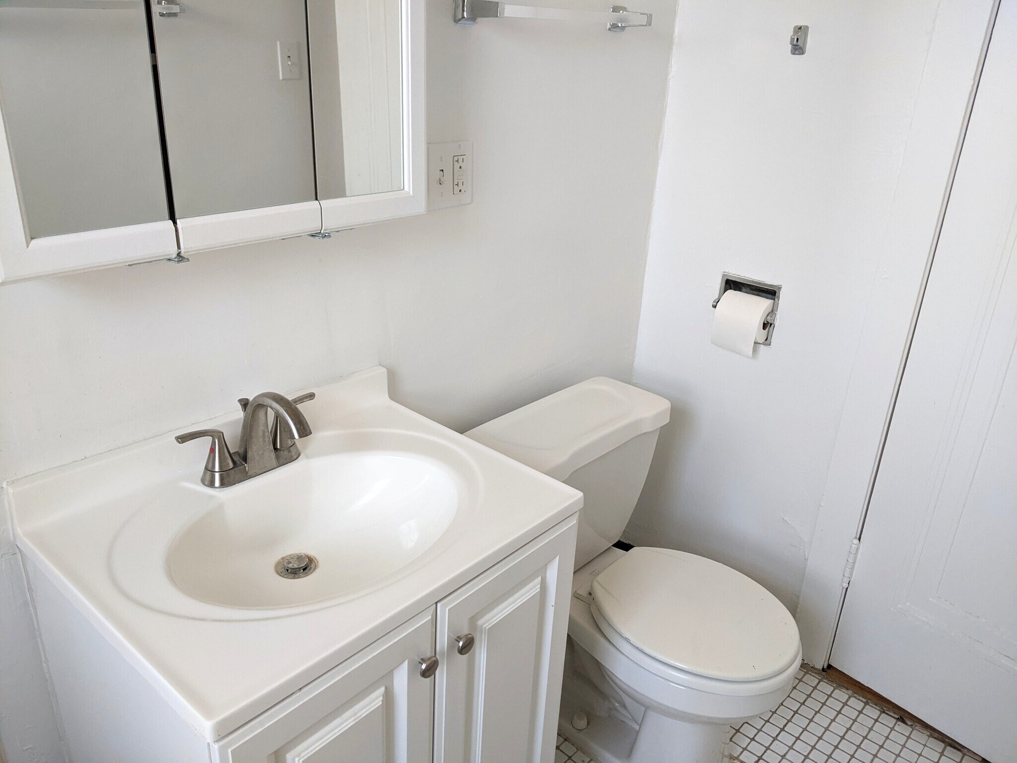 Building Photo - 731 Hinman Ave