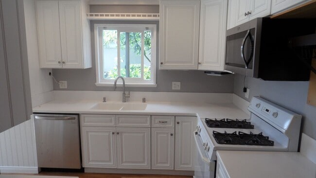 Building Photo - Nicely Updated 1 Bedroom 1 Bathroom, Coco ...