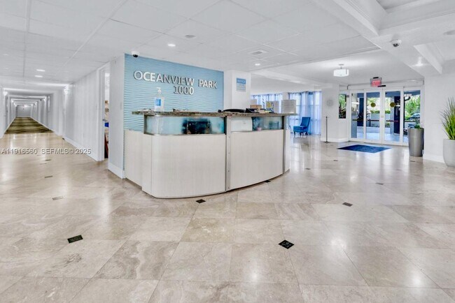 Building Photo - 1000 Parkview Dr