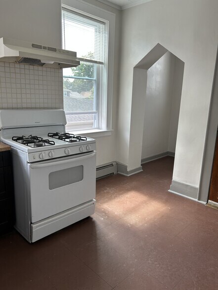 Kitchen - 141 Franklin Ave