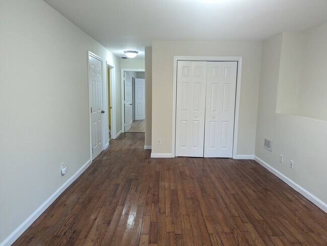 Building Photo - 33 Hallock St