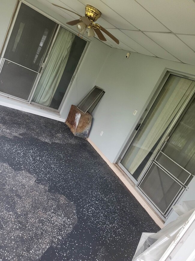 Enclosed connecting patio - 5074 Fortman Dr