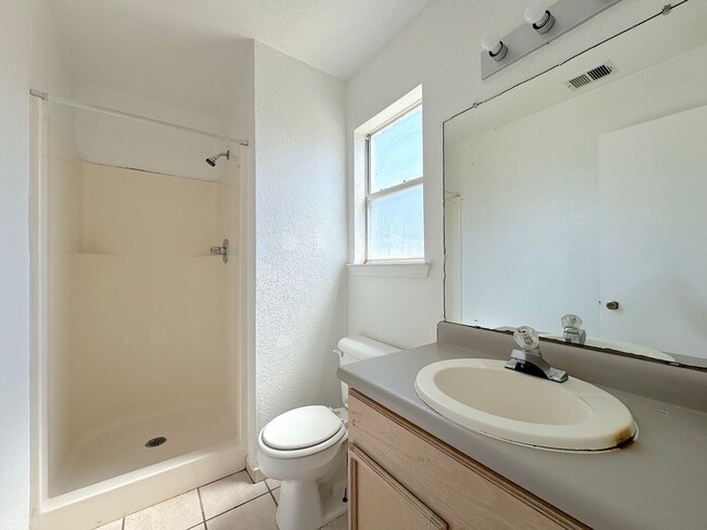 Building Photo - East El Paso 3 bed Refirg A/C