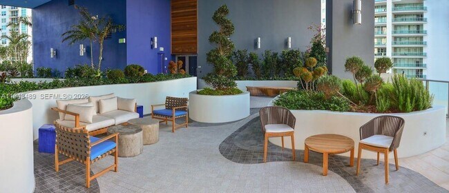 Building Photo - 1300 Brickell Bay Dr