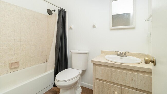 Building Photo - 604 Roselyn Ave