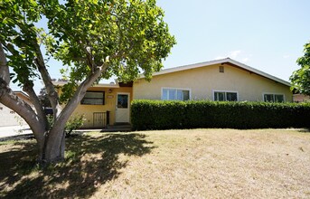 Building Photo - 220 Lilac Ct