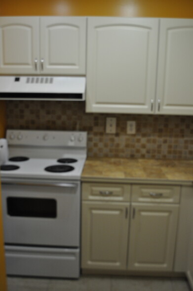 Building Photo - 10413 N Kendall Dr