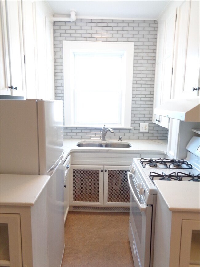 Building Photo - 164 Pine St