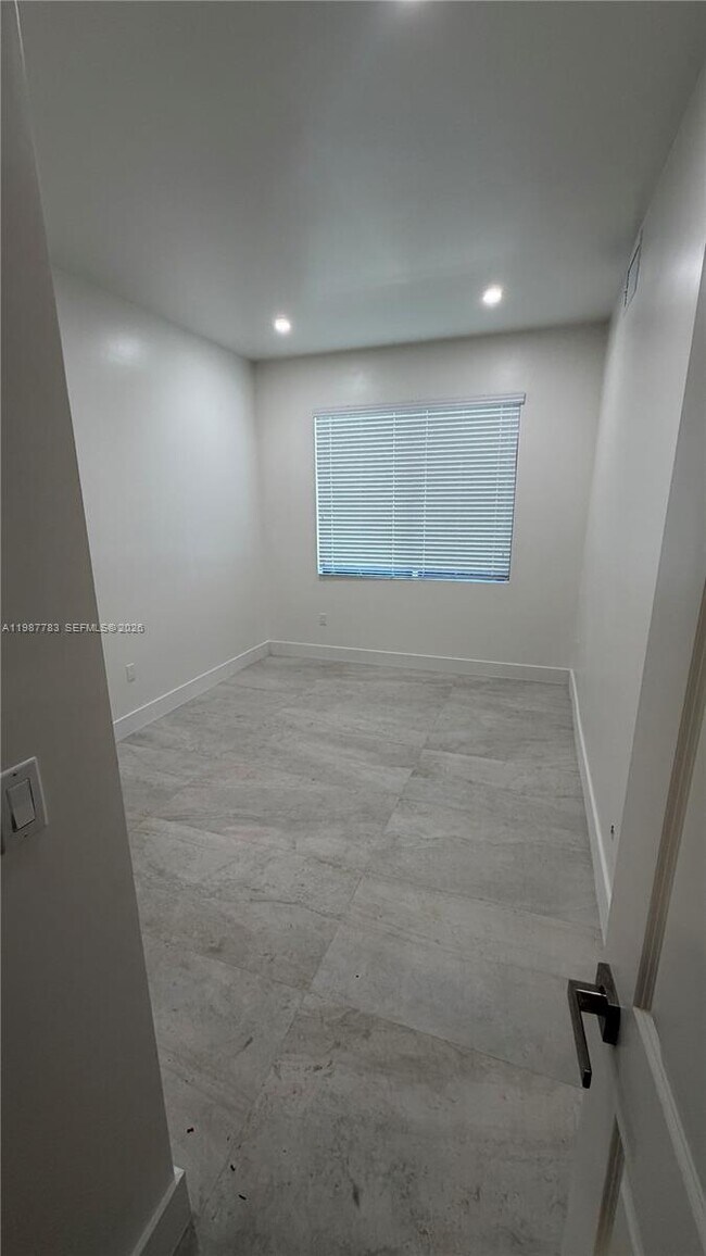 Building Photo - 102 SW 102nd Pl