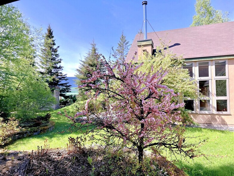 Building Photo - 854 W 13th Ave