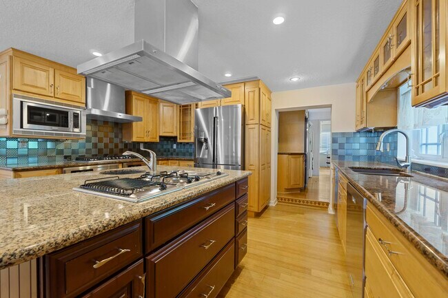 Building Photo - 518 N Riverside Dr