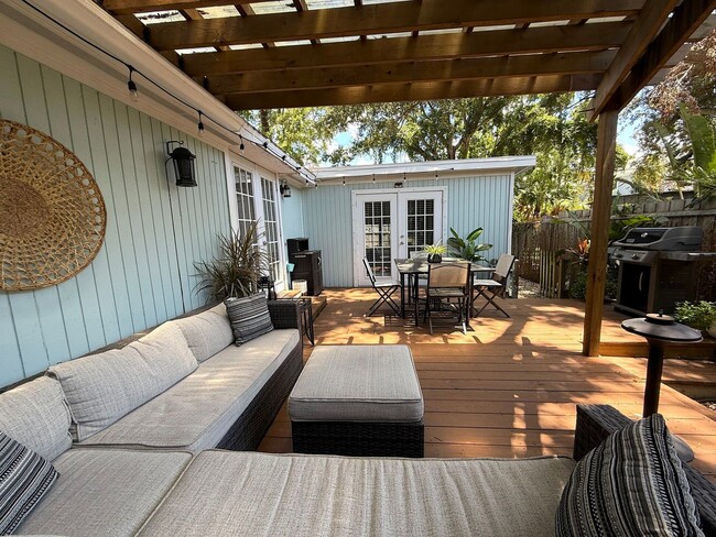 Building Photo - 2 Bedroom 2 Bath Annual Furnished Cottage ...