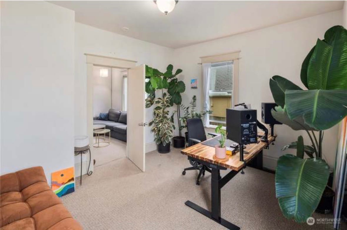 Very spacious bedrooms with additional storage - 2026 Lombard Ave