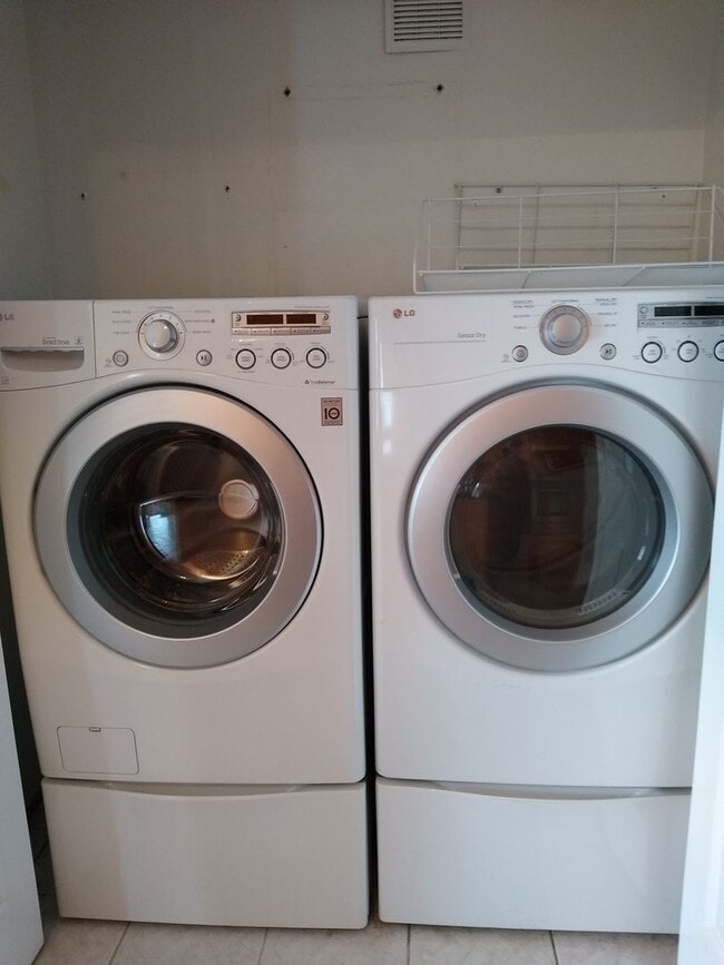 Building Photo - Super 2 Bedroom 2 Bath Townhome with 2 Car Garage Near Aurora Hills Golf Course