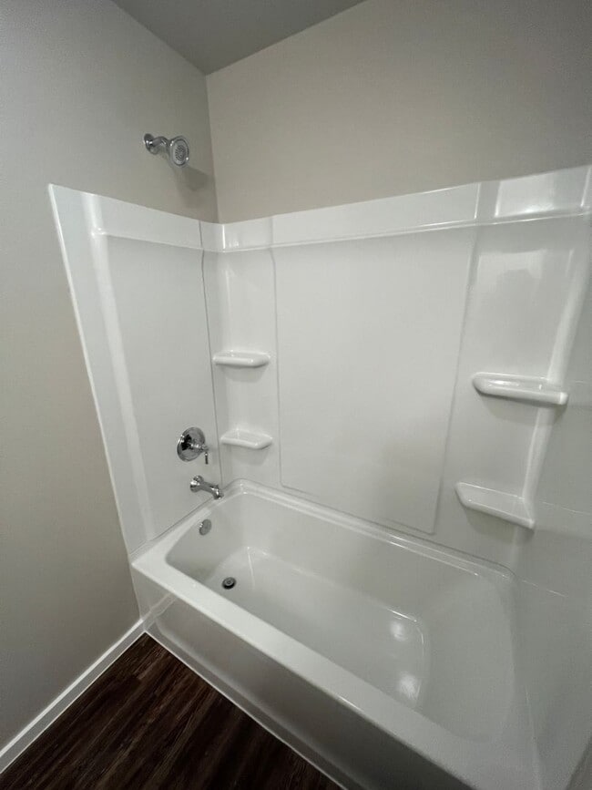 Building Photo - Available NOW! 3/2/1 Town Home