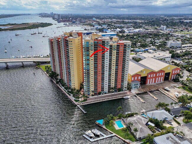 Building Photo - 2650 Lake Shore Dr