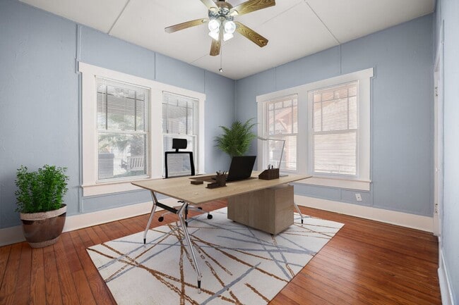 Building Photo - Historic craftsman style home located in T...