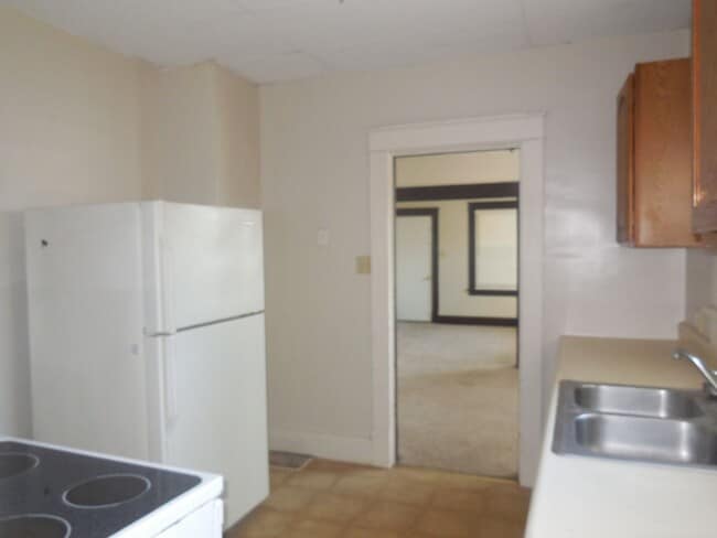 Building Photo - Two Bedroom Home w/Enclosed Sunroom and Pr...