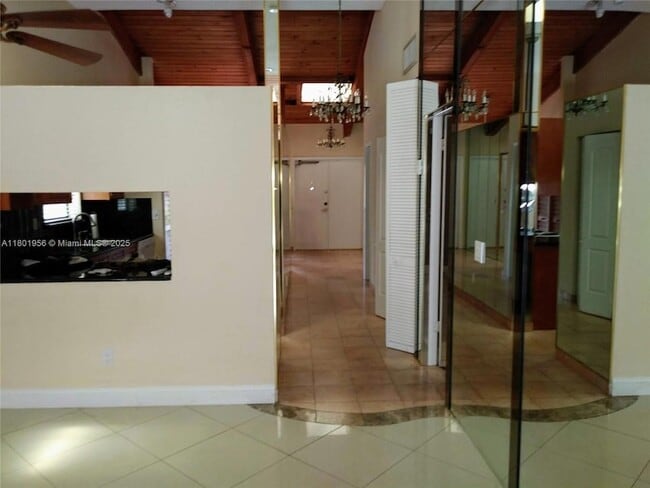 Building Photo - 2675 Parkview Dr S