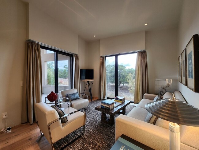 Building Photo - 36 Plz del Centro