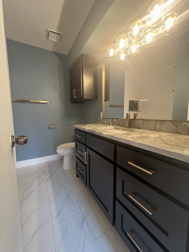 Building Photo - 3000 Chautauqua Ave