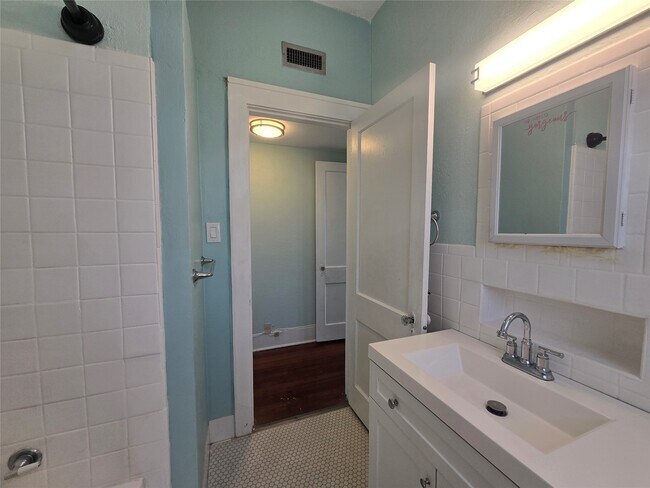 Building Photo - 717 Broadway Avenue J