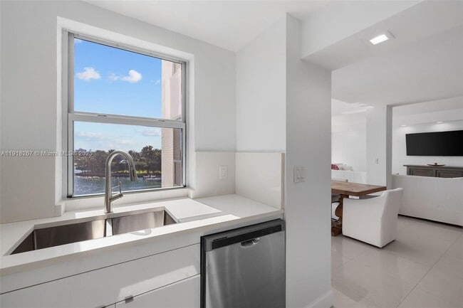 Building Photo - 9102 W Bay Harbor Dr