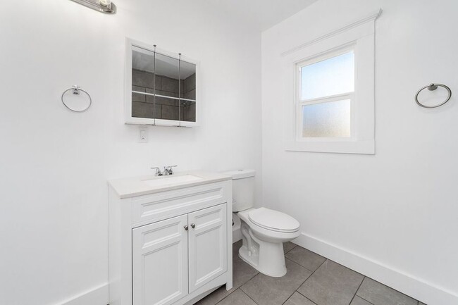 Building Photo - Remodeled apartment in central location. P...