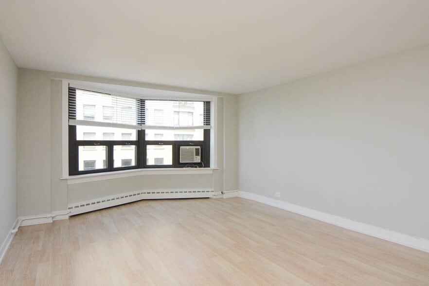 Building Photo - 450 W Wellington Ave