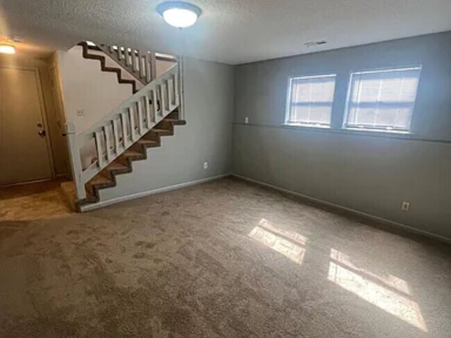 Building Photo - 431-431 Maple Grove Way