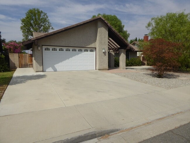 Primary Photo - 3 Bedroom Pool Home in Saugus!