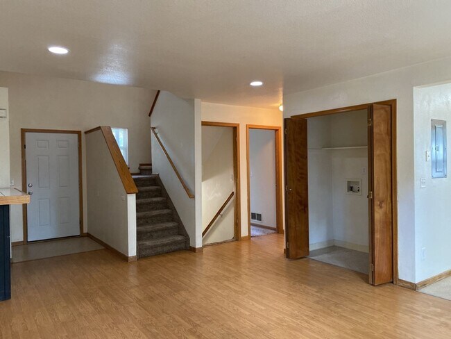 Building Photo - STUDENTS WELCOME! Single-Family Home Walking Distance to CSU!