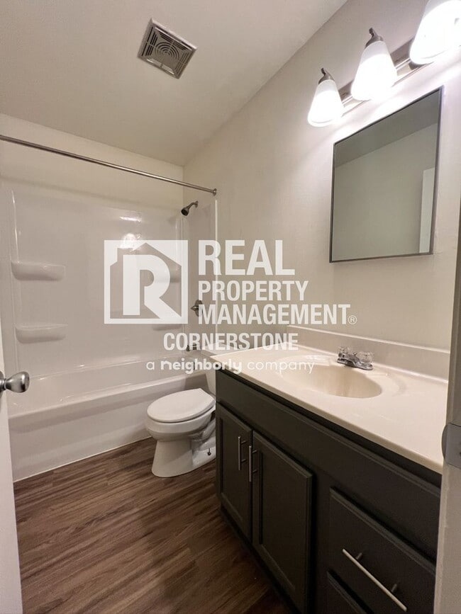 Building Photo - Move In Ready Townhome