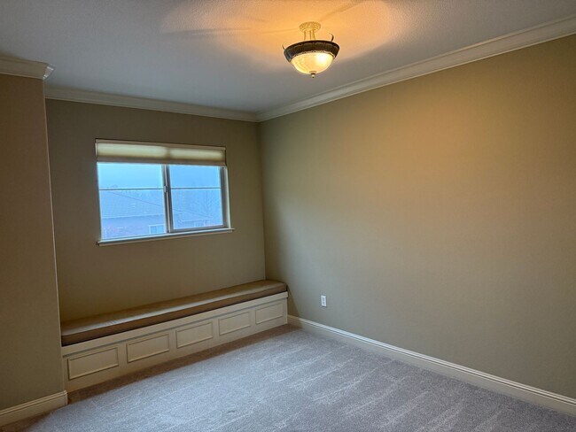 Building Photo - Beautiful 3 bedroom plus loft and office in highly sought Serrano community!