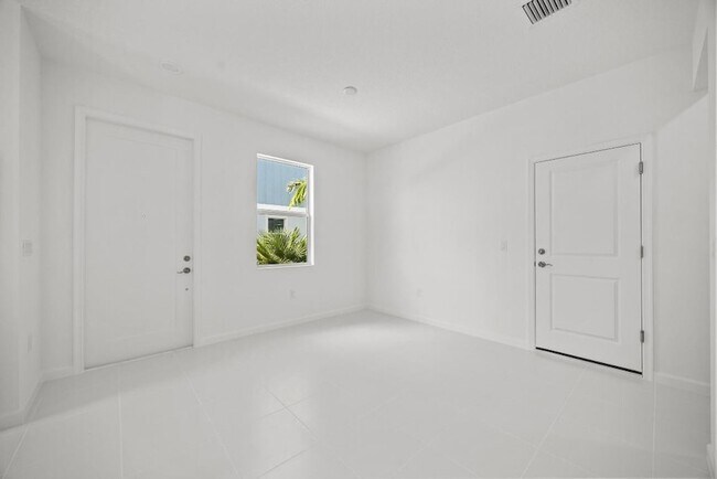 Building Photo - 4520 Longwood Lk Sq