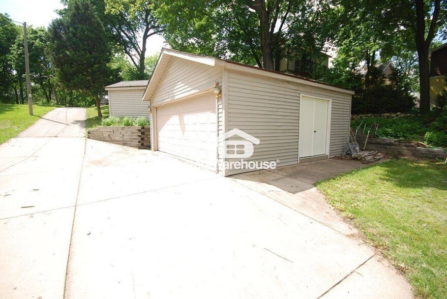 Building Photo - 2310 N Lake Dr