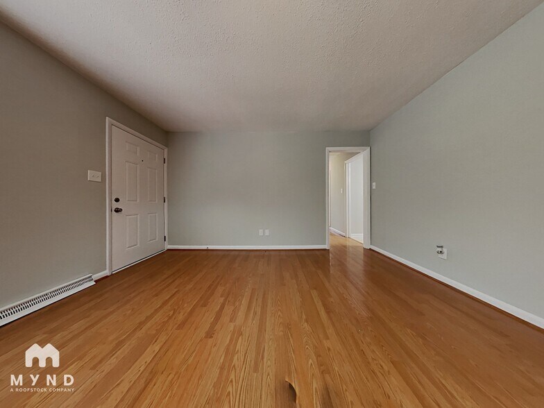 Building Photo - 221 Tanglewood Dr