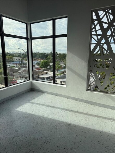 Building Photo - 859 E 24th St