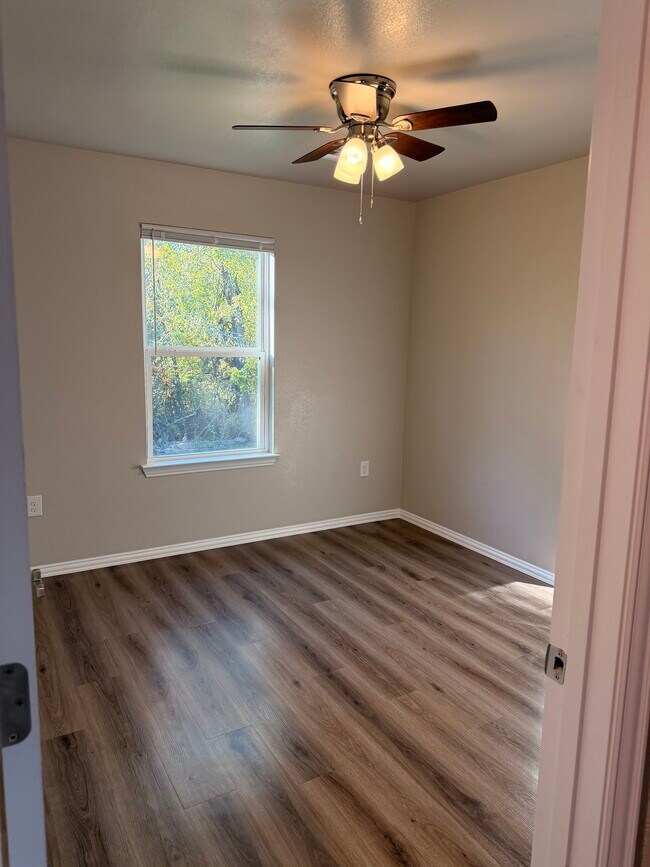 Building Photo - 713 Pemberly